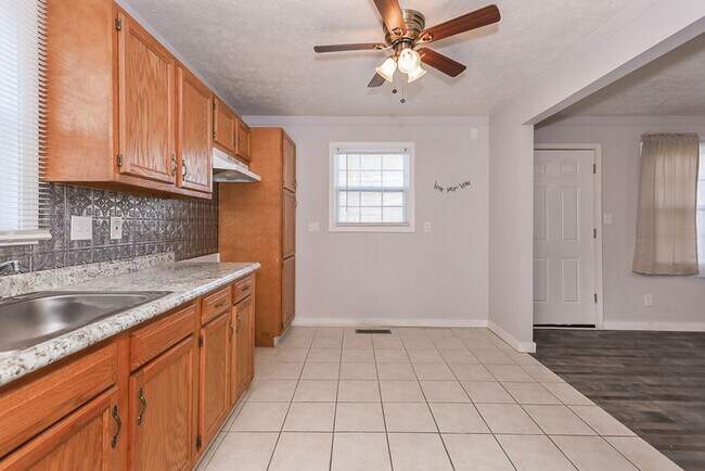 Building Photo - 2 Bedroom/1 bath Single House!
