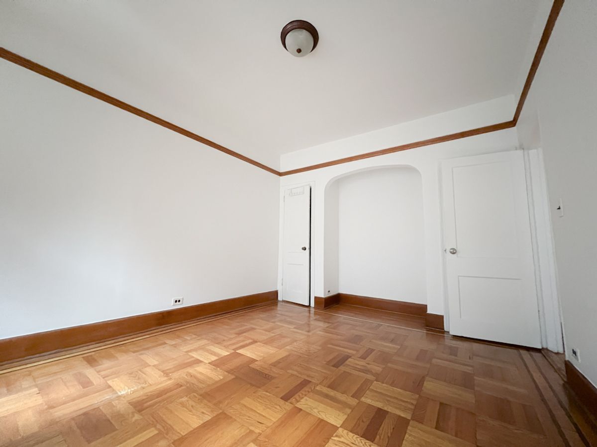 Building Photo - METROPOLITAN AVENUE