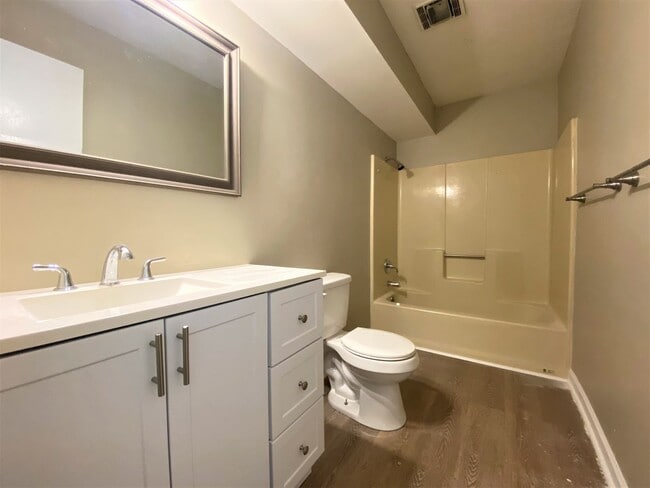 Building Photo - Townhouse style 4bed, 2bath duplex in Cul-...