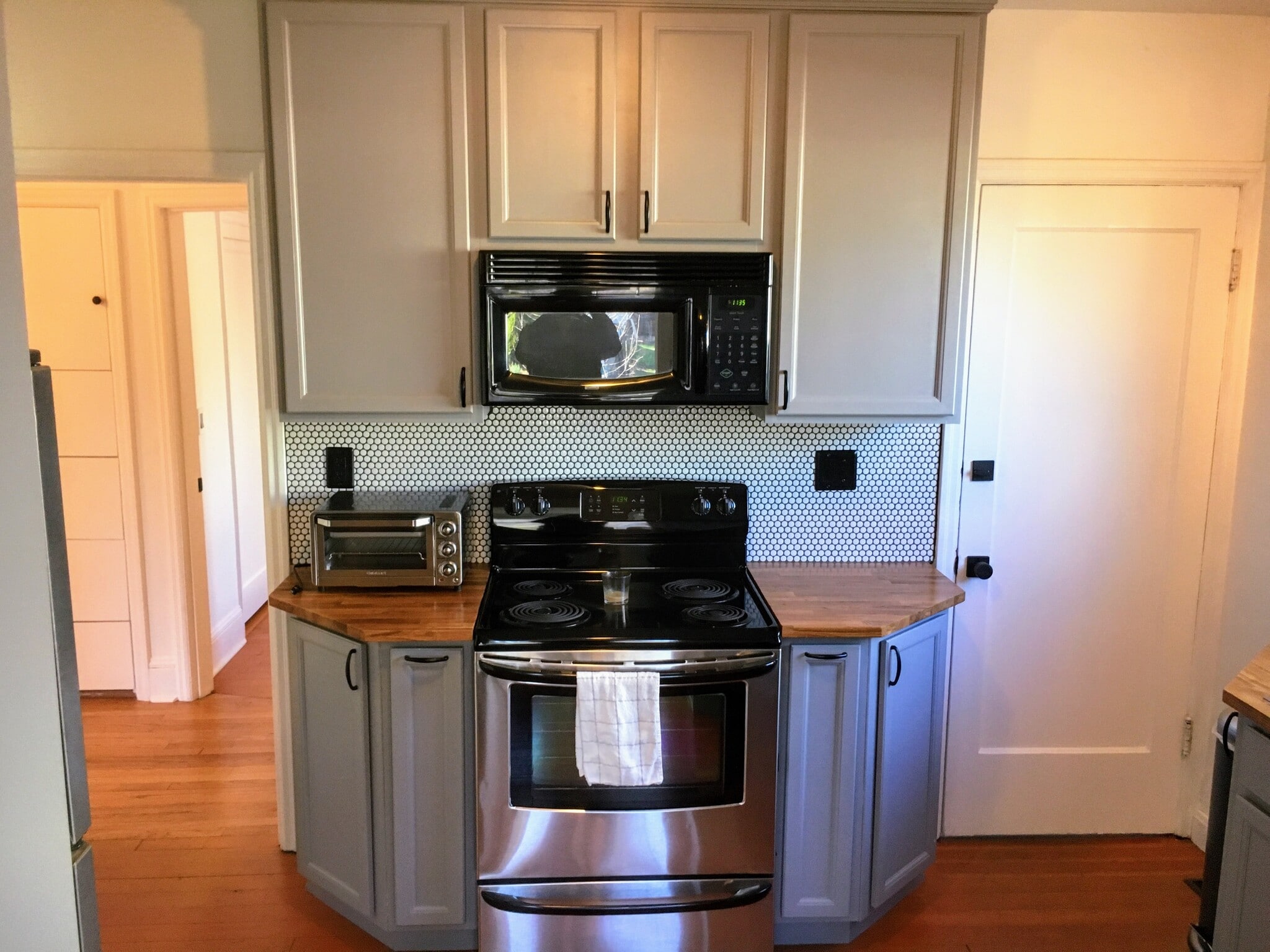 Kitchen - 6605 N Fenwick Ave