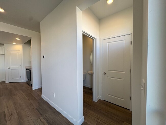 Building Photo - Gorgeous End-Unit Townhome in beautiful Salem!