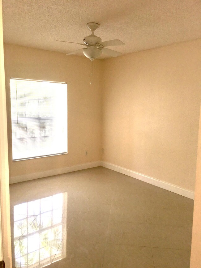 Building Photo - 5016 Lantana Rd