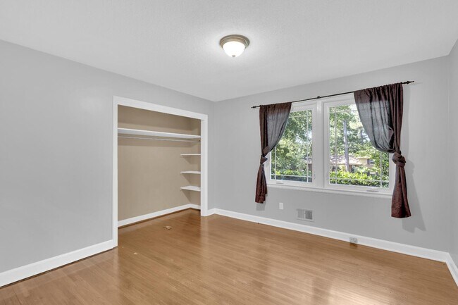 Building Photo - 3533 Greenleaf Rd