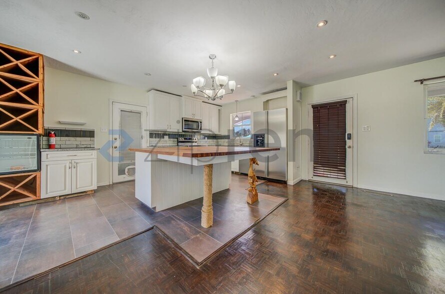 Building Photo - 2540 Sistina St