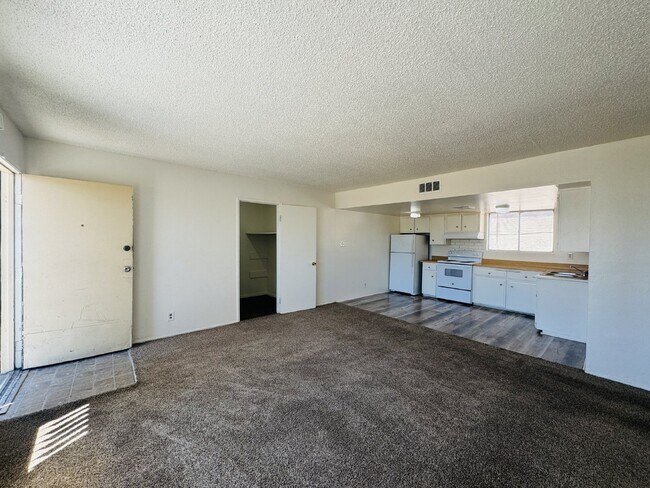 Building Photo - Conveniently Located Downstairs 2 bed, 1 b...