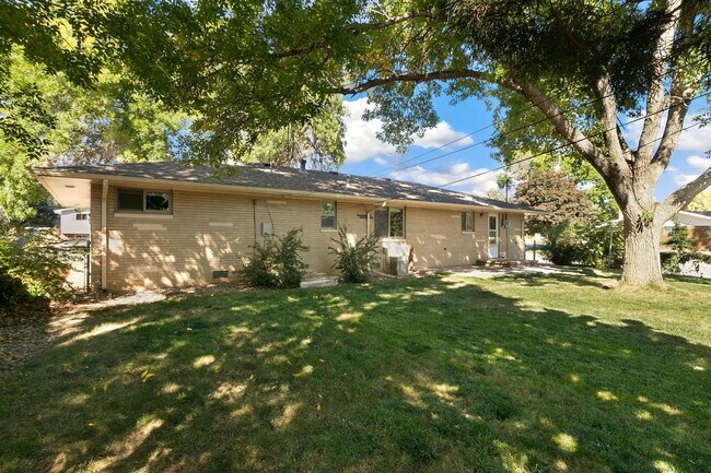 Building Photo - 1726 Cameo