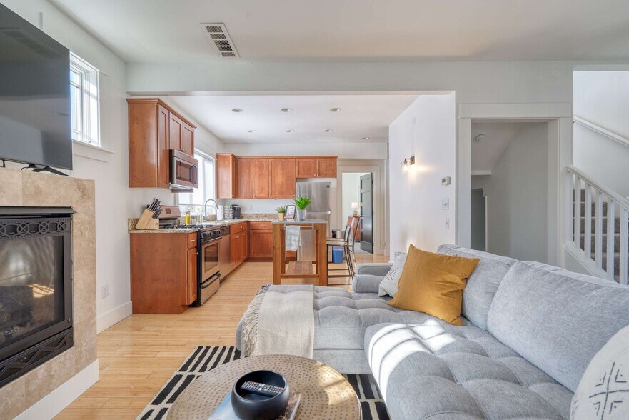 Building Photo - 915 SE 29th Ave