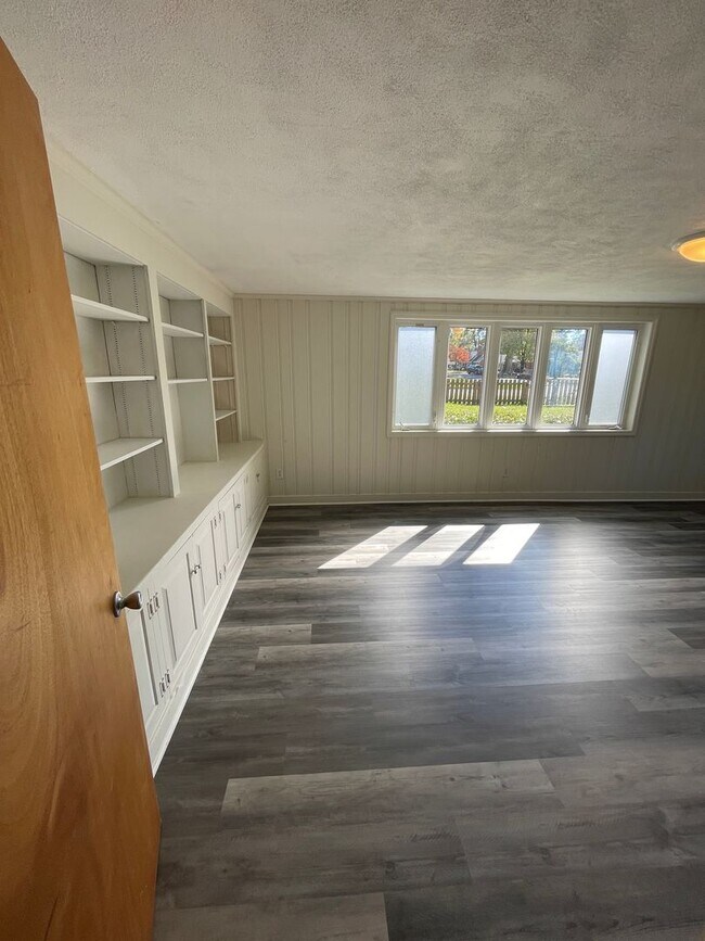 Building Photo - Split Level Home near Willow Lawn