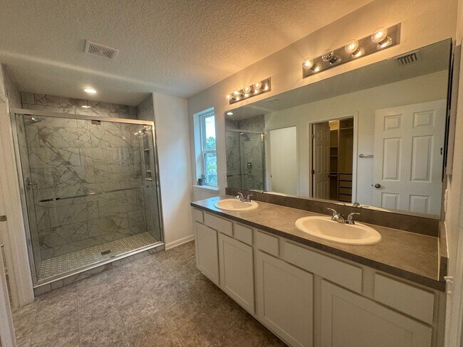 Building Photo - Fall into Savings – New Rental Rate $2,100!