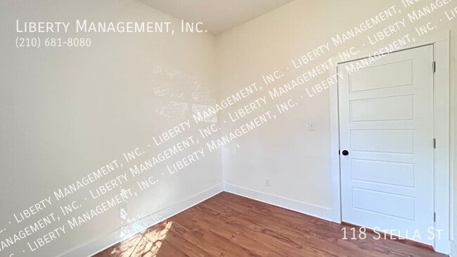 Building Photo - 118 Stella St