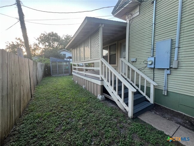 Building Photo - 516 E Bowie St