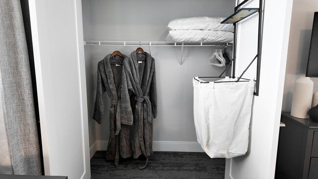 Building Photo - 1424 N Park Pl