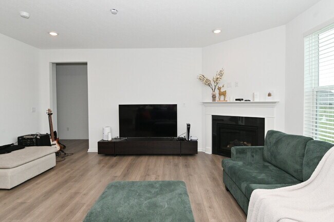 Building Photo - "Spacious 5-Bedroom Retreat with Luxurious Quartz Countertops & Fireplace on Deerberg Drive!"