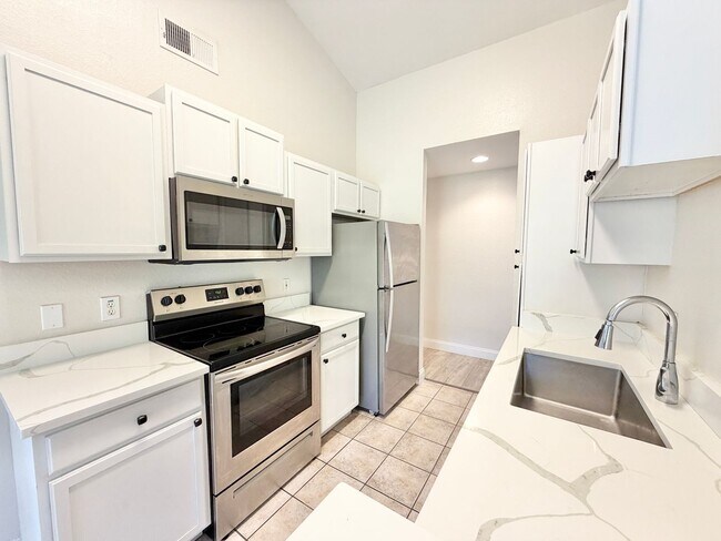 Building Photo - ** FAIRWAY PRESERVE ** 2 BED / 1 BATH COND...