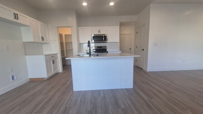 Building Photo - 5677 S Weehawken Ln