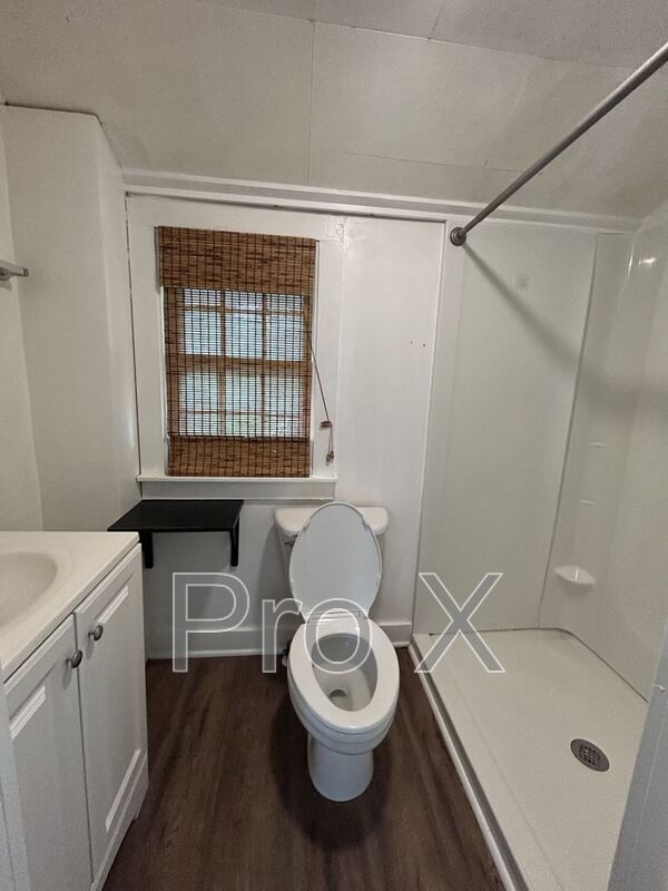 Building Photo - 107 W Lindburg St