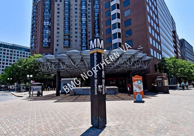 Building Photo - 900 N Stafford St