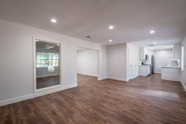 Building Photo - 3515 Lake Ridge Bend