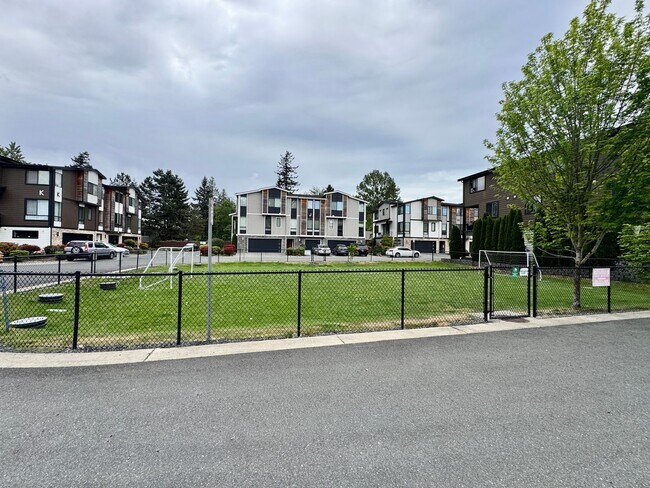 Building Photo - Village Crest Townhome!!!