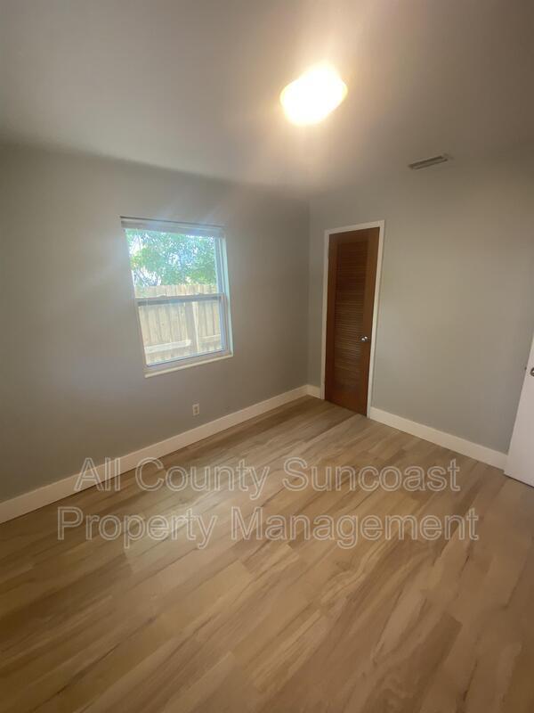 Building Photo - 5613 23rd Ave S