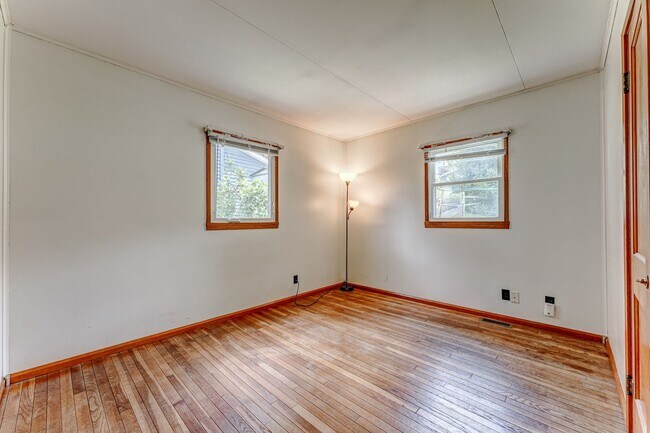 Building Photo - 500 Melrose St