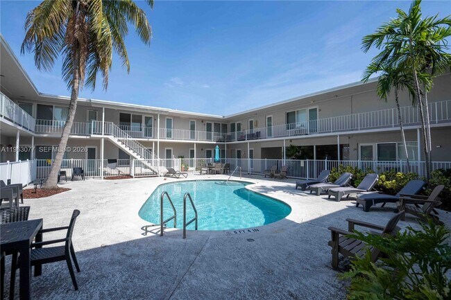 Building Photo - 1940 Biarritz Dr