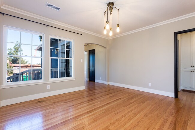 Building Photo - Charming Home in Kensington