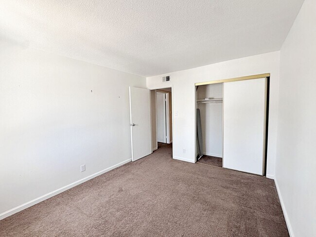 Building Photo - 3 BEDROOM 2.5 BATH TOWNHOME