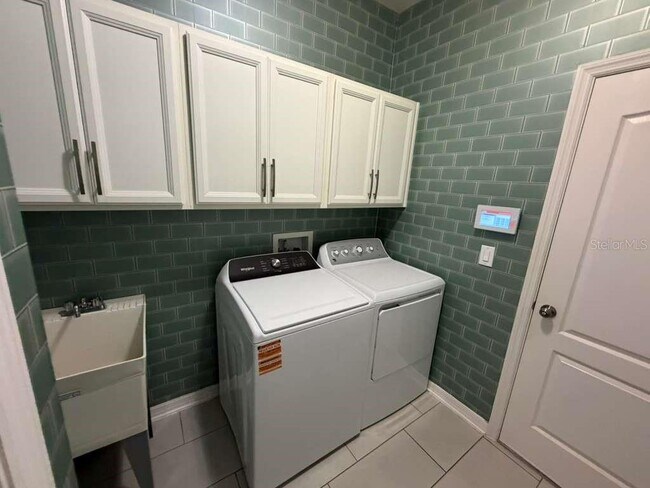 Building Photo - 1301 Clear Brook Pl