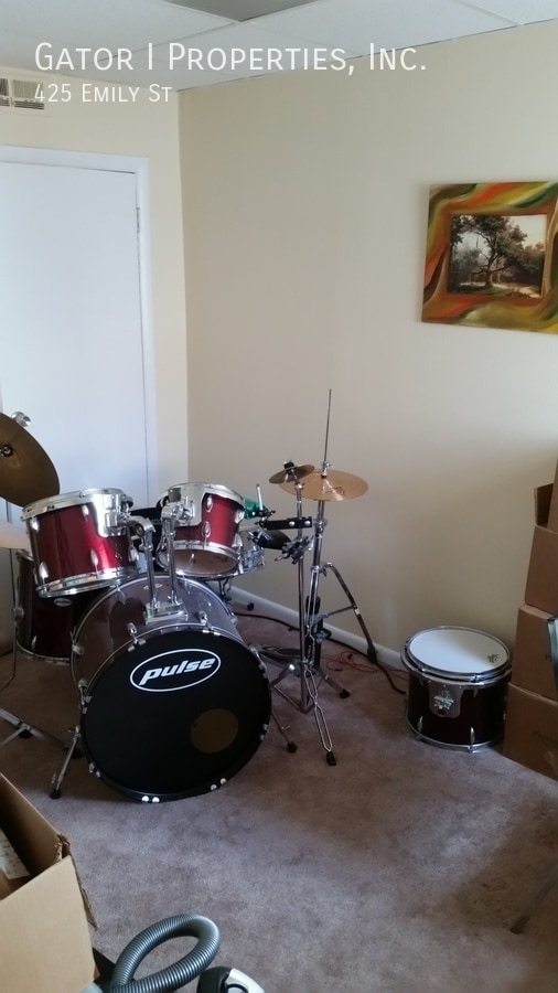 Building Photo - 425 Emily St