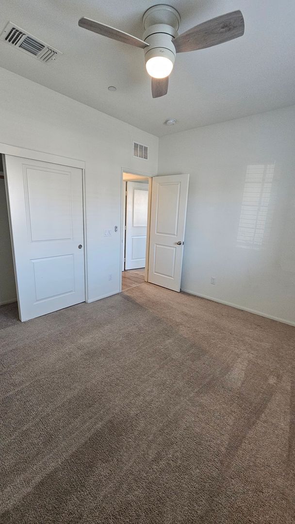 Building Photo - Modern 4 Bedroom Home in City in the Hills