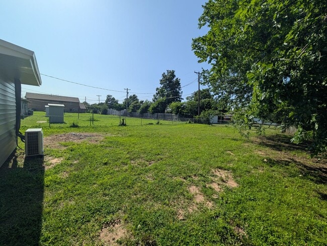 Building Photo - Remodeled 1 bedroom, 1 bath in Edmond, OK with stainless steel appliances and washer and dryer