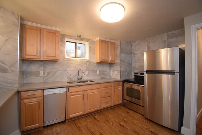 Building Photo - Unique 6 Bedroom Home in Midvale!