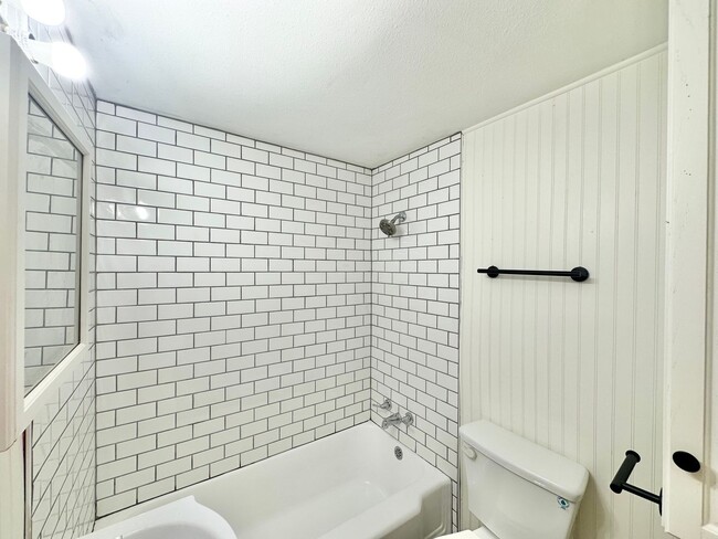 Building Photo - Available Now! Charming & Updated 3-Bedroo...