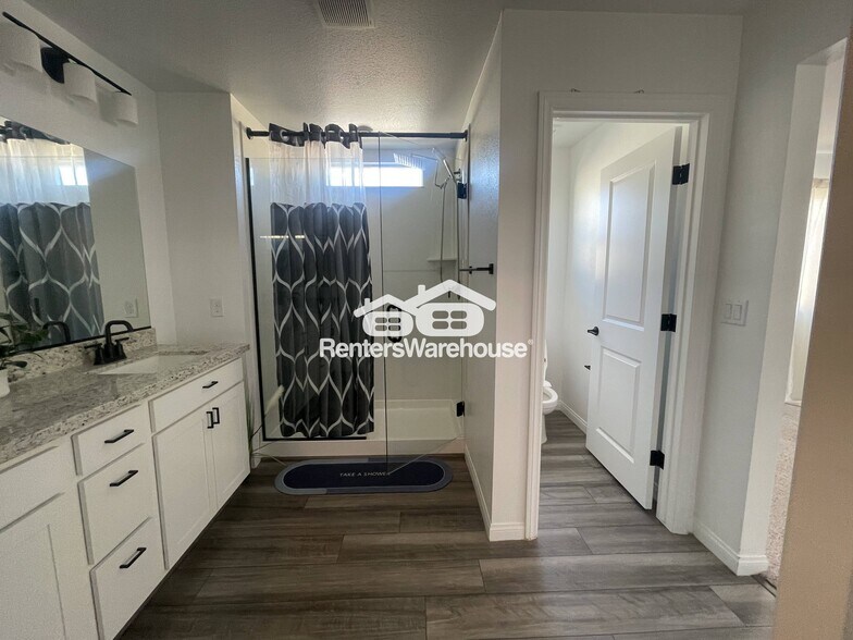 Building Photo - 856 Benning St