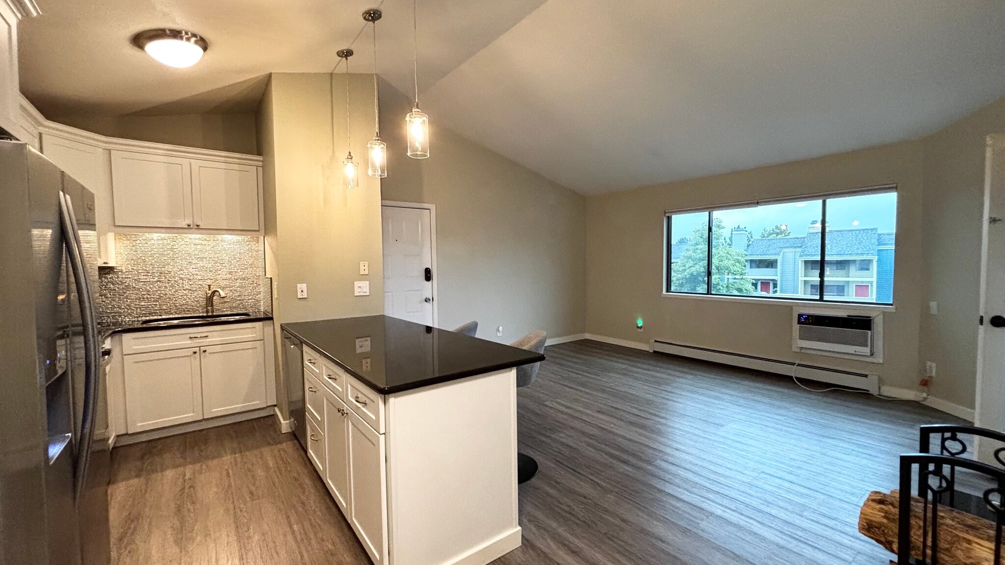 Sleek laminate flooring - 3515 28th St
