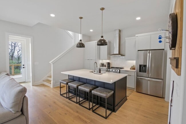 Building Photo - 2306 Ilolo St