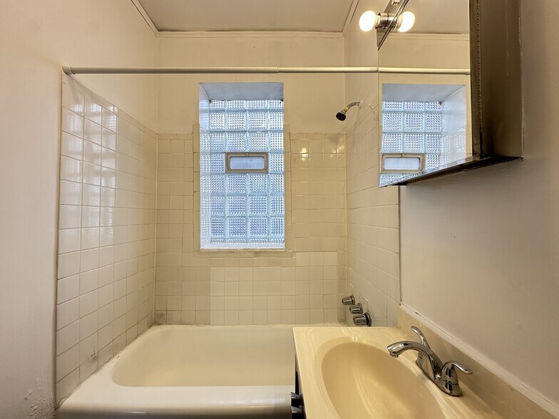 Building Photo - 644 W Barry Ave