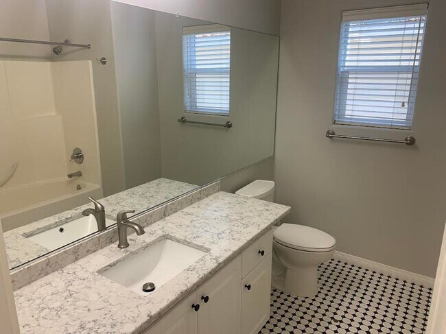 Building Photo - Hidden Creek Neighborhood Gem