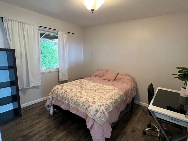 Downstairs bedroom - 1360 Kekaulike Ave