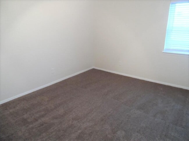 Building Photo - 1331 Glen Oaks Ct