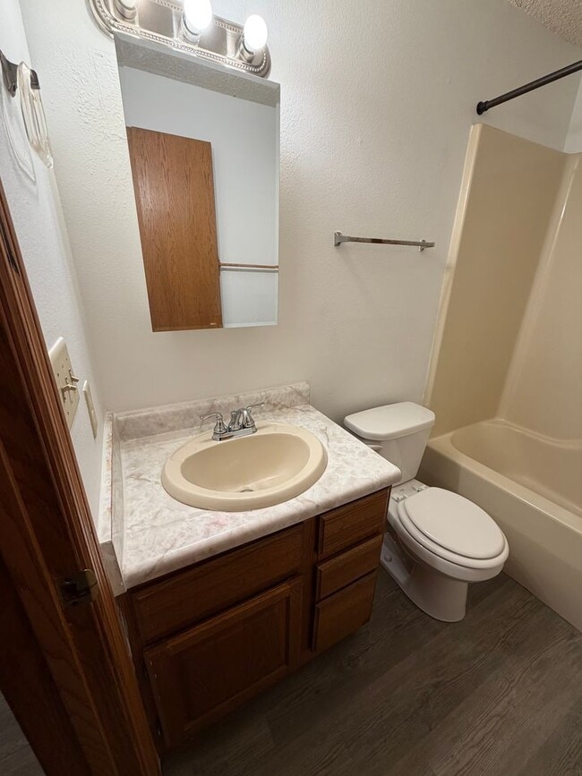 Building Photo - 3 Bed/2 Bath in Iowa City