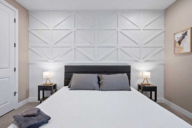 Building Photo - 1913 E Rosemary Dr