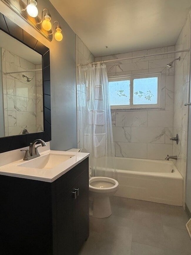 Building Photo - House For Lease