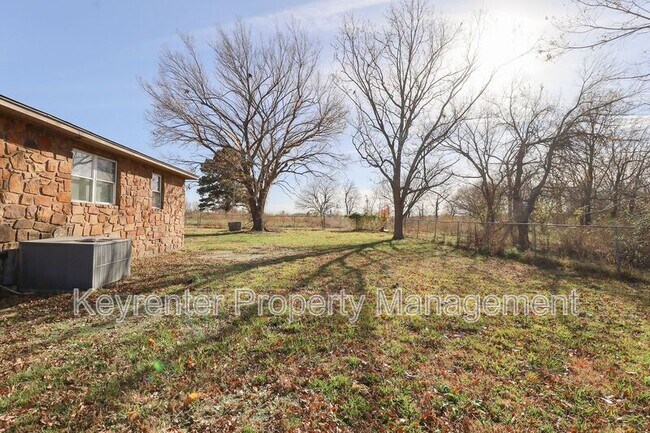 Building Photo - 1705 Bixby Rd