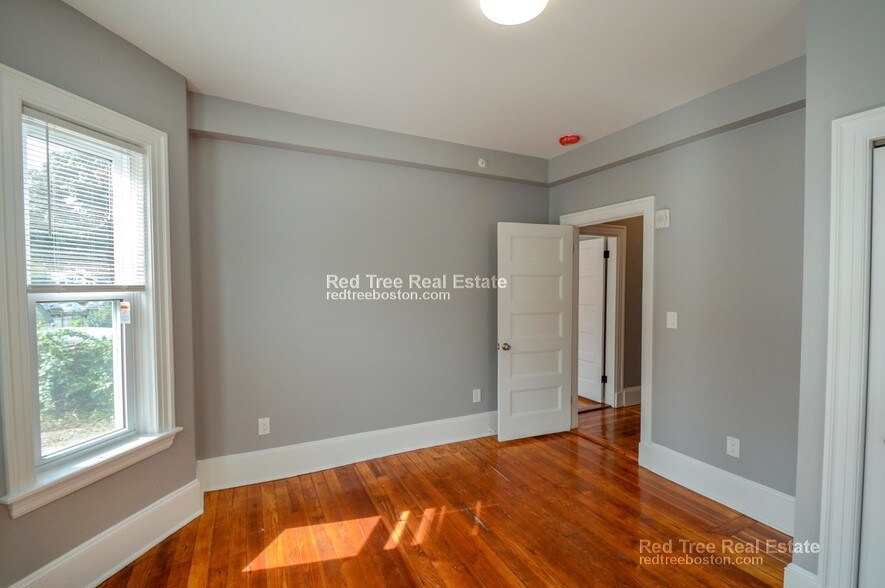 Building Photo - 62 Mapleton St