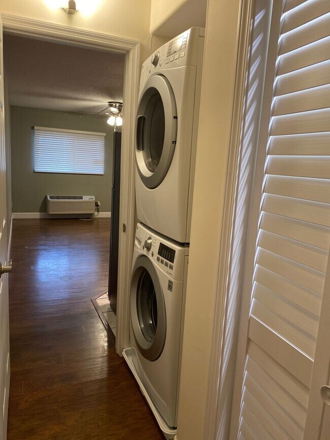 Building Photo - 1BR Condo | In-Unit Laundry, City Views, Walk to UTK