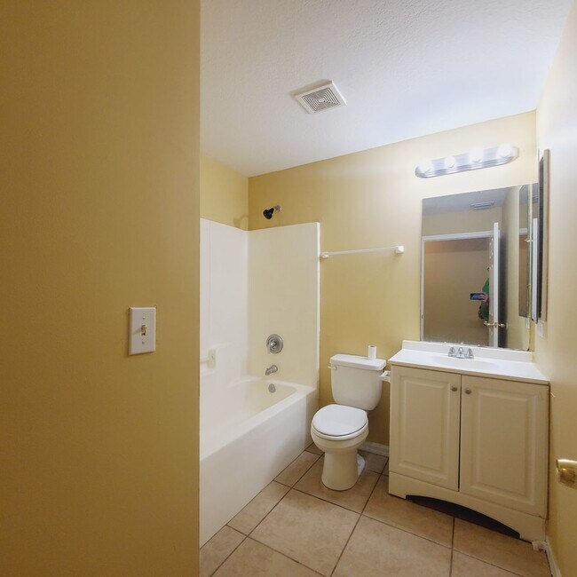 Building Photo - Spacious 3 Bedroom 2 Bath 2 Car Garage PLU...