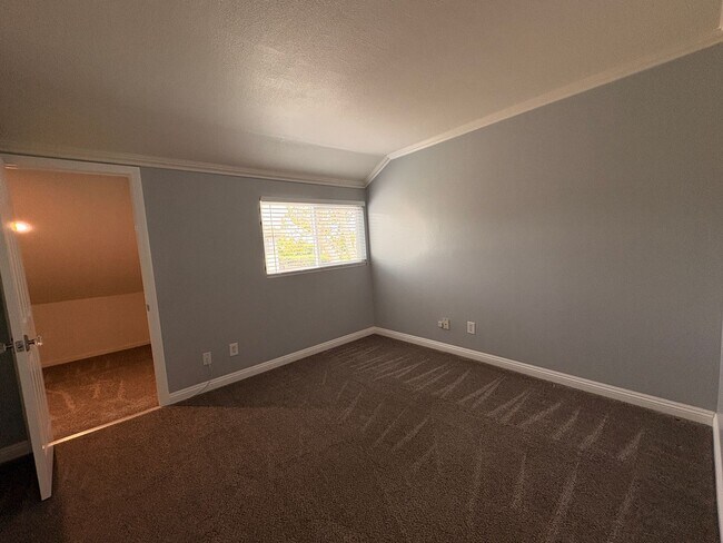 Building Photo - 3 Bed, 2.5 Bath in Ontario!