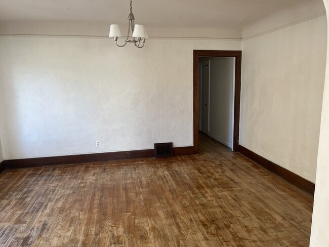 Dining room - 850 W Huron St